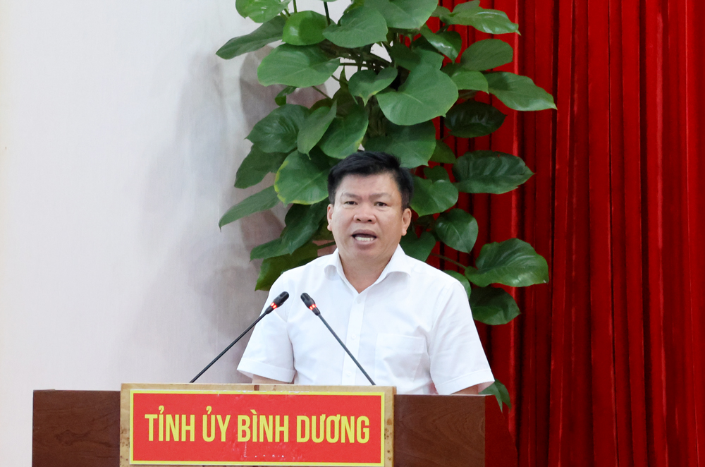 Đồng chí Nguyễn Thanh Tâm - Chủ tịch UBND TP.Thuận An báo cáo công tác giải phóng mặt bằng các công trình trọng điểm.